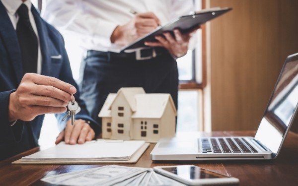 How To Become A Mortgage Loan Officer in 2022 (and what life's like)